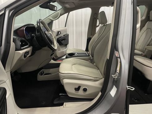Used 2020 Chrysler Pacifica Limited FWD image 35