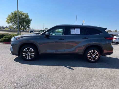 Used 2021 Toyota Highlander XLE FWD image 4