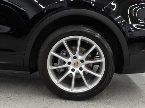 Used 2023 Porsche Cayenne AWD/4WD image 34