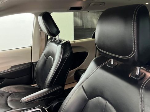 Used 2023 Chrysler Pacifica Touring-L FWD image 16