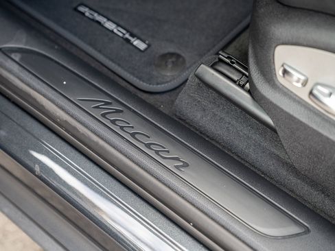 Certified 2025 Porsche Macan AWD/4WD image 11