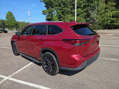 Used 2023 Toyota Highlander XLE FWD image 5