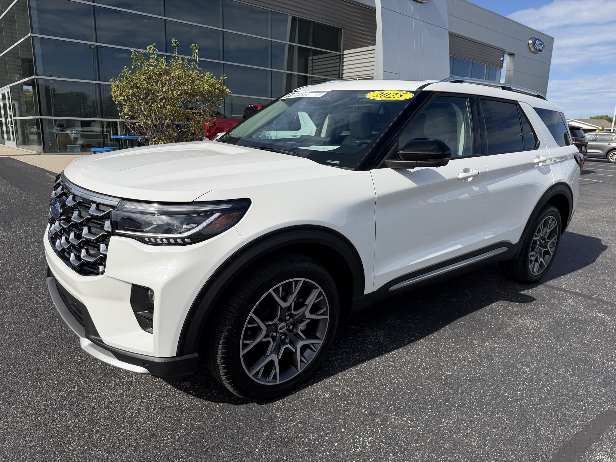 Used 2025 Ford Explorer Platinum w/ Ultimate Package AWD/4WD image 2
