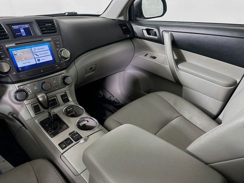 Used 2012 Toyota Highlander SE w/ Tow Pkg image 23