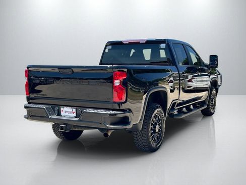 Used 2022 Chevrolet Silverado 2500 LT w/ Midnight Edition AWD/4WD image 5