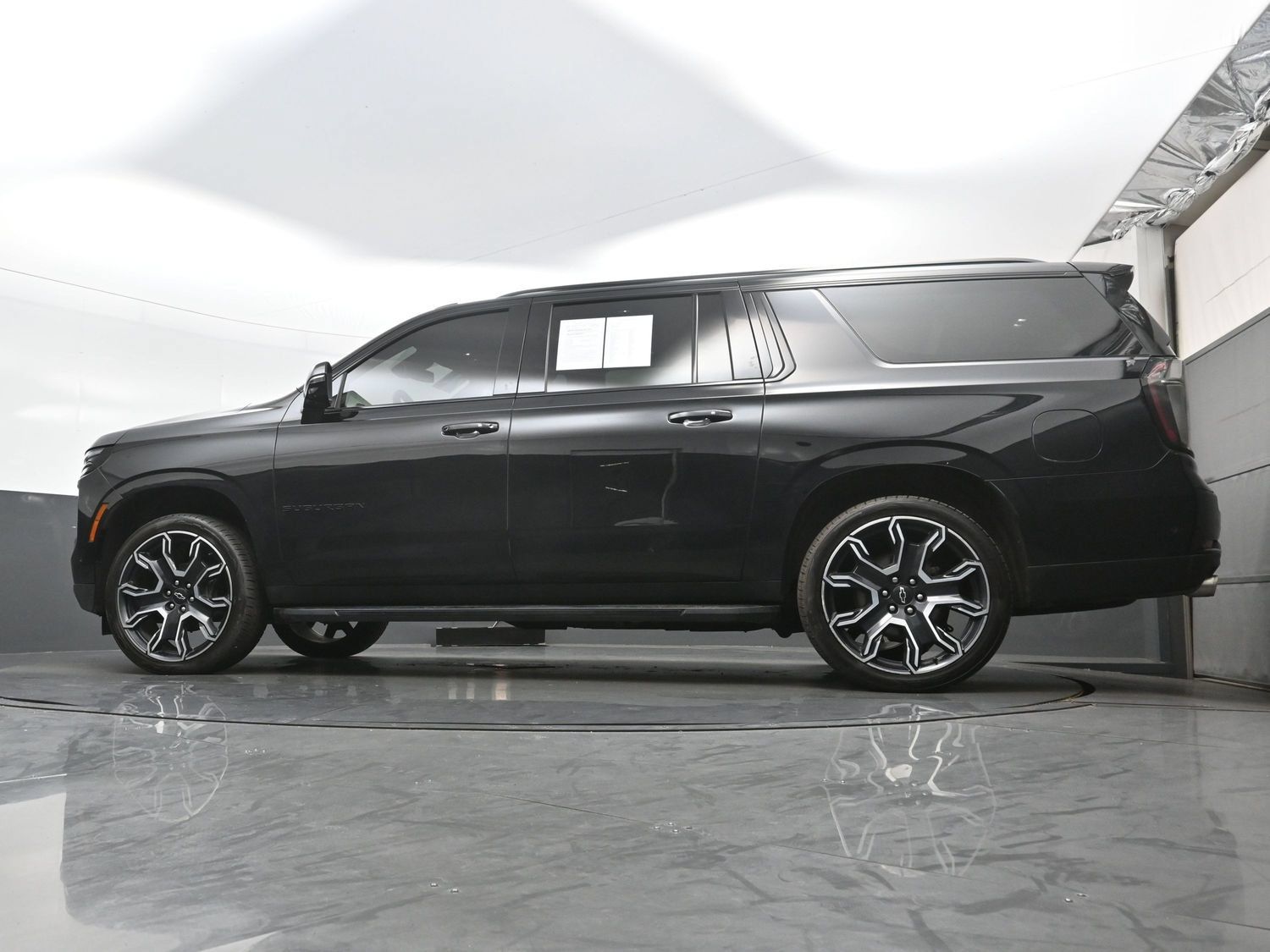 Used 2025 Chevrolet Suburban RST w/ RST Capability Package AWD/4WD image 34