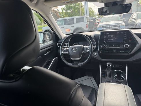 Used 2022 Toyota Highlander XLE AWD/4WD image 29
