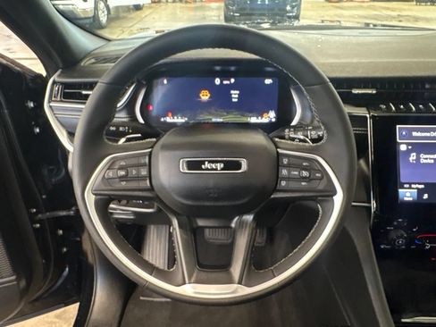 Used 2024 Jeep Grand Cherokee Altitude RWD image 7