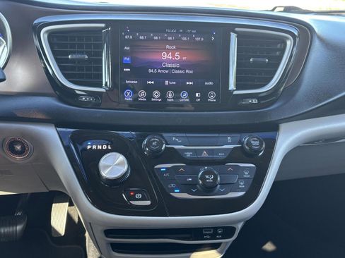 Used 2017 Chrysler Pacifica Touring image 12