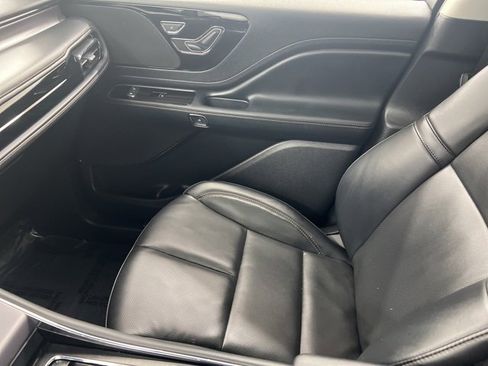 Certified 2025 Lincoln Aviator AWD image 23
