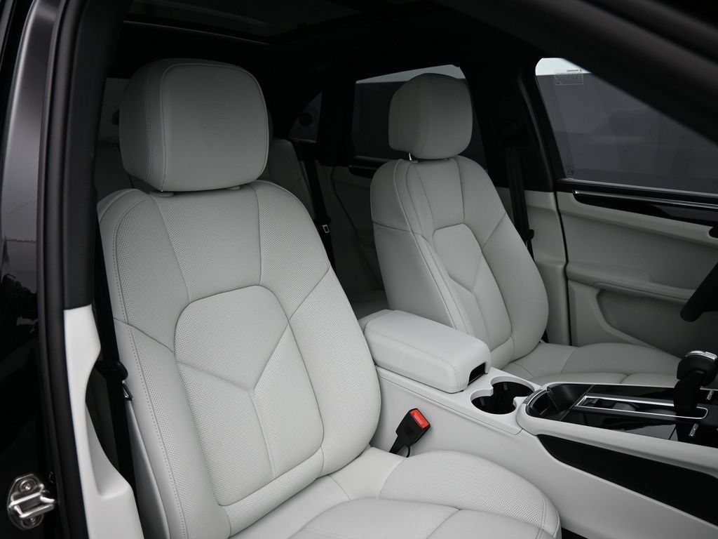 Certified 2026 Porsche Macan AWD/4WD image 28