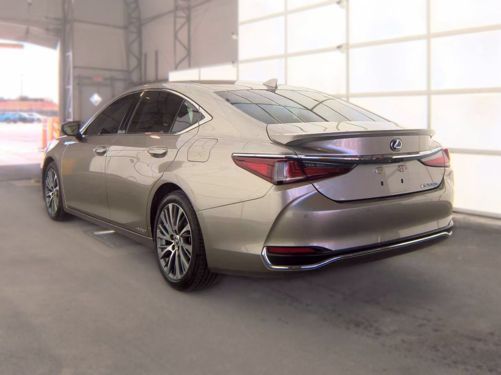 Used 2021 Lexus ES 300h w/ Premium Package FWD image 2