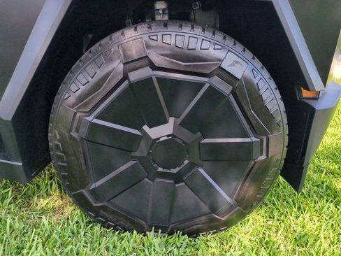 Used 2024 Tesla Cybertruck AWD Crew Cab image 10