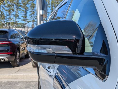 Certified 2025 Lincoln Navigator Reserve image 13