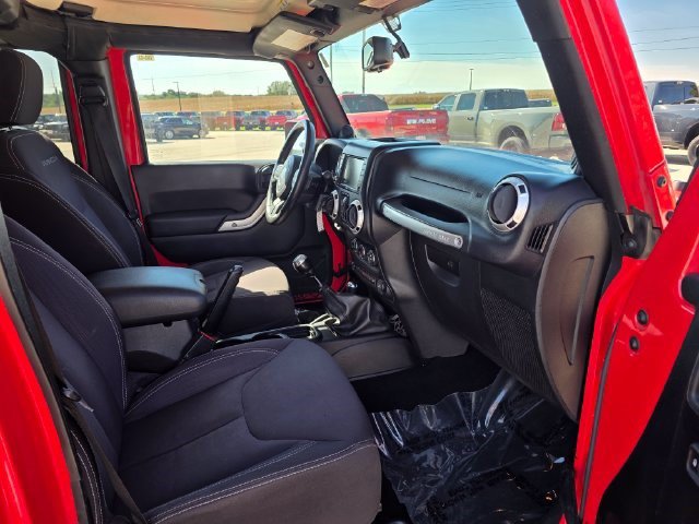 Used 2013 Jeep Wrangler Unlimited Rubicon w/ Dual Top Group AWD/4WD image 17