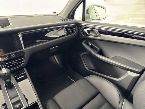 Used 2025 Porsche Macan image 27