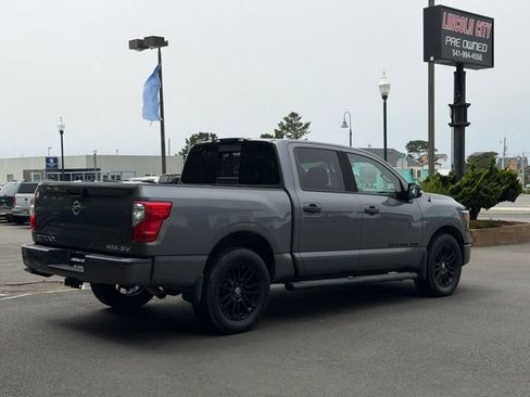 Used 2018 Nissan Titan SV w/ SV Convenience Package AWD/4WD image 5