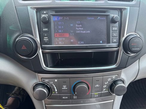 Used 2013 Toyota Highlander Plus AWD/4WD image 12