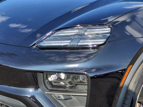 Used 2025 Porsche Macan 4S Electric AWD/4WD image 11