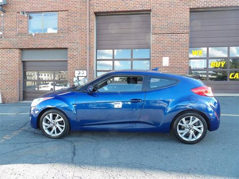 Used 2017 Hyundai Veloster FWD image 3