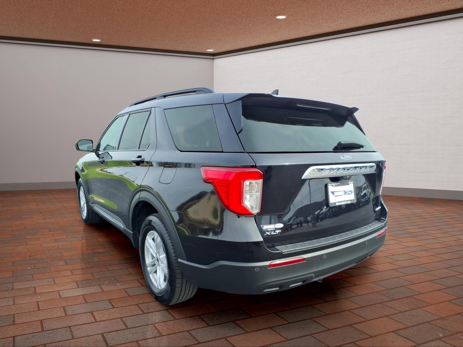 Used 2024 Ford Explorer XLT AWD/4WD image 6