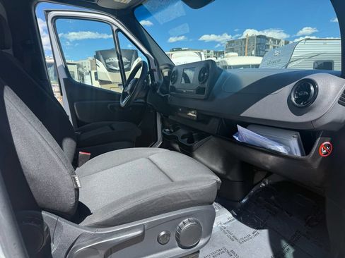 Used 2019 Mercedes-Benz Sprinter 2500 image 30