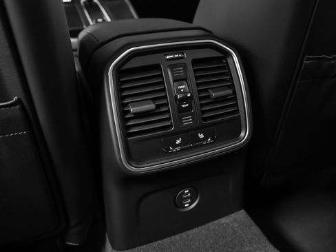 Certified 2026 Porsche Macan AWD/4WD image 43