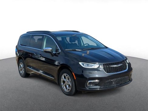 Used 2023 Chrysler Pacifica Limited image 2