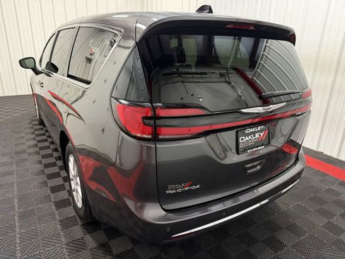 Used 2023 Chrysler Pacifica Touring-L FWD image 13