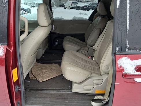 Used 2012 Toyota Sienna XLE image 6