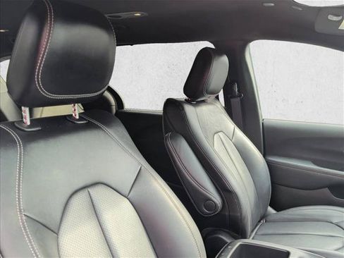 Used 2025 Chrysler Pacifica Select FWD image 28