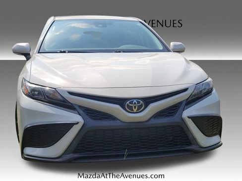 Used 2022 Toyota Camry SE w/ Convenience Package FWD image 4