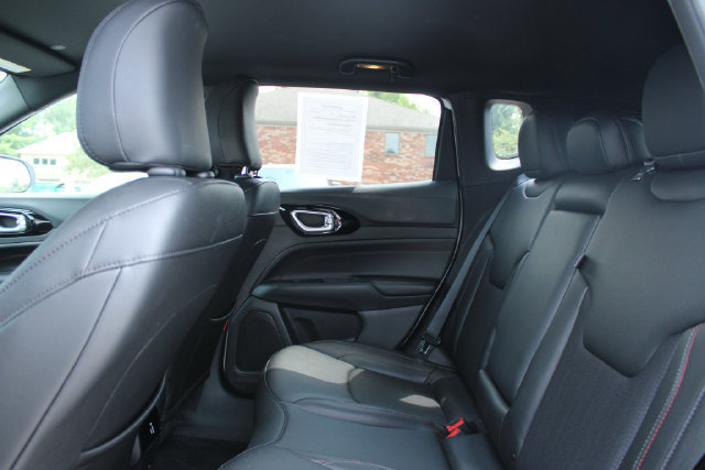Used 2025 Jeep Compass Trailhawk w/ Trailhawk Convenience Group AWD/4WD image 29