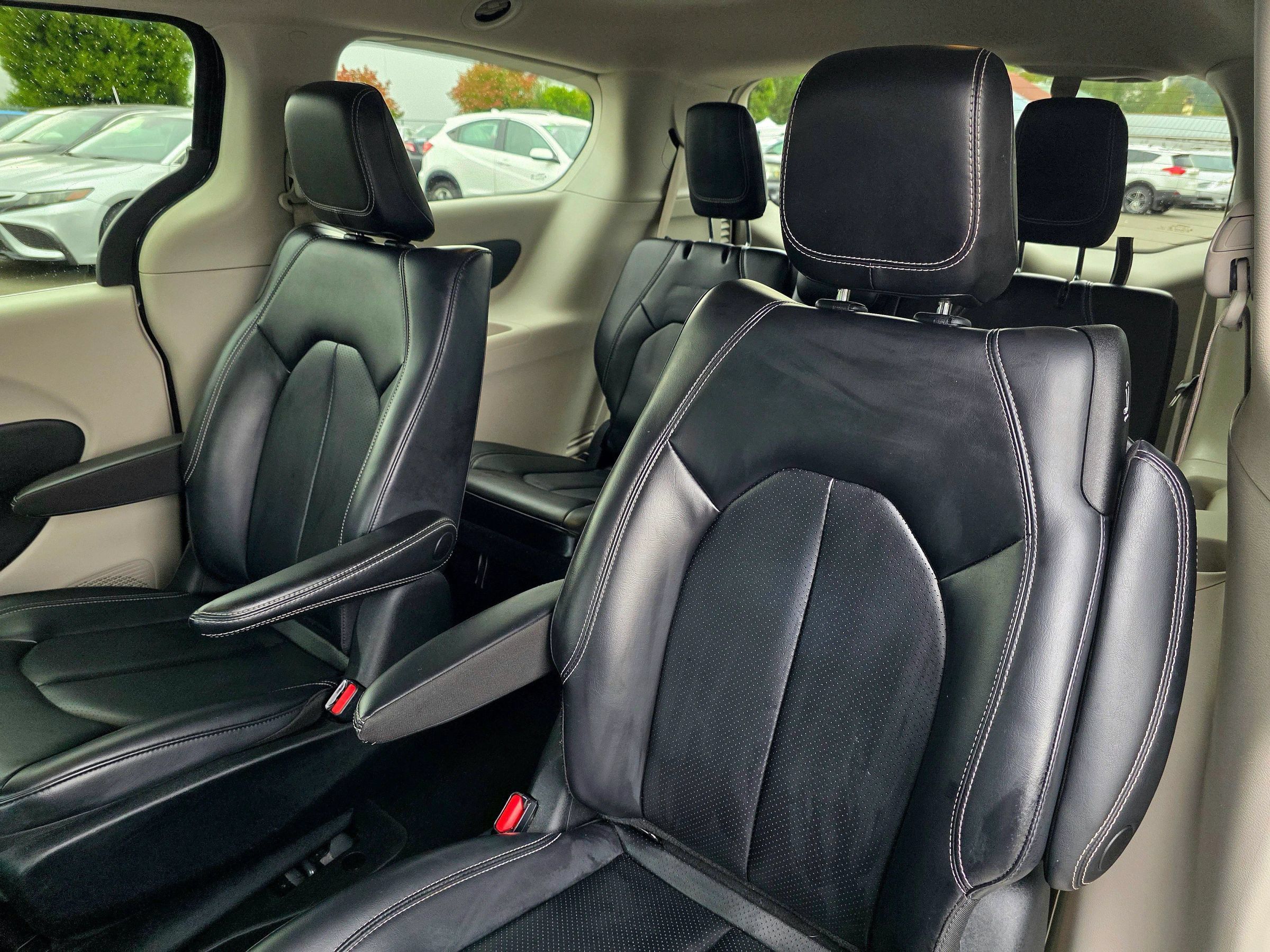 Used 2023 Chrysler Pacifica Touring-L FWD image 42