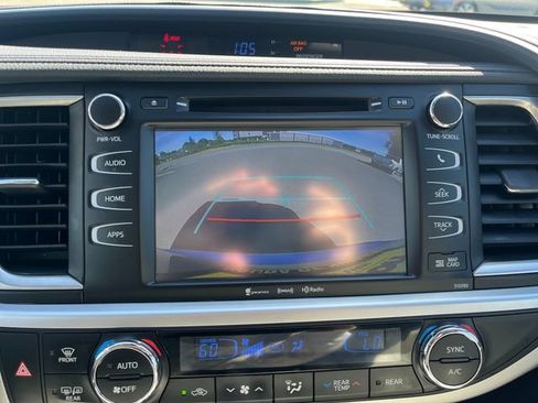 Used 2019 Toyota Highlander XLE AWD/4WD image 23