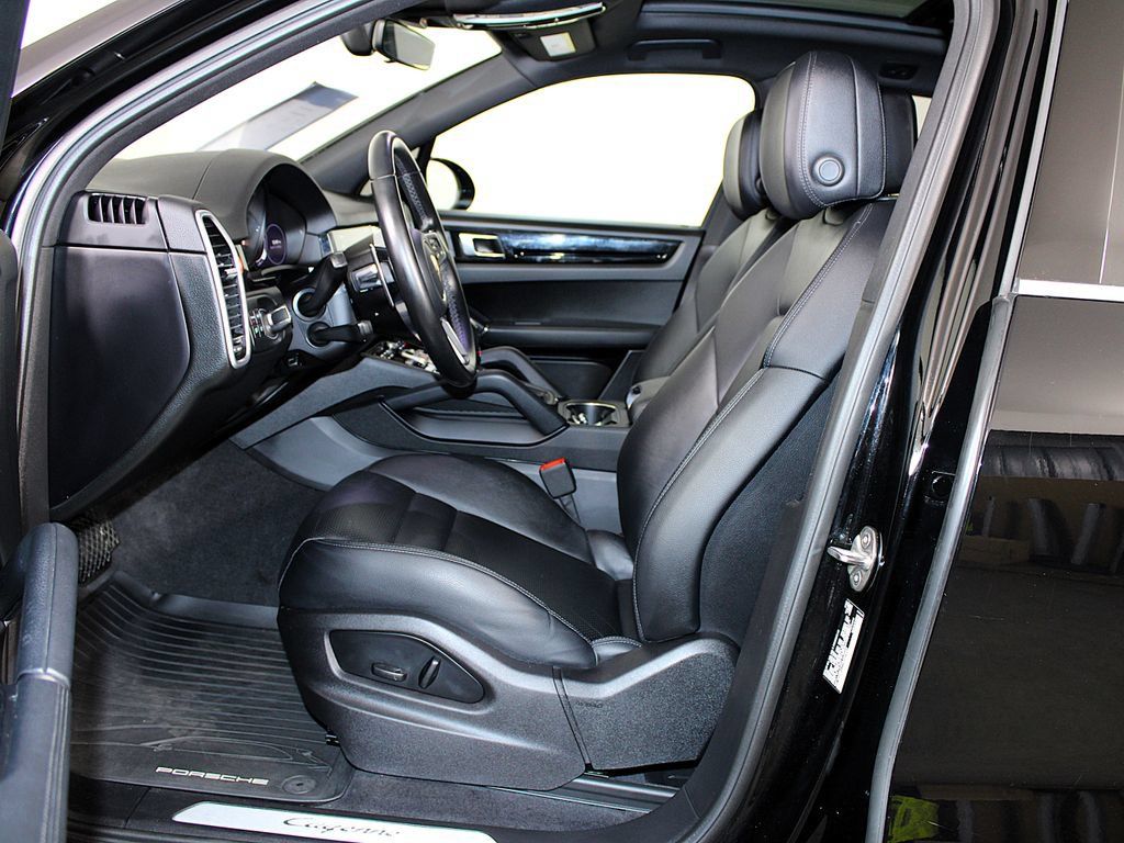 Certified 2023 Porsche Cayenne AWD/4WD image 5