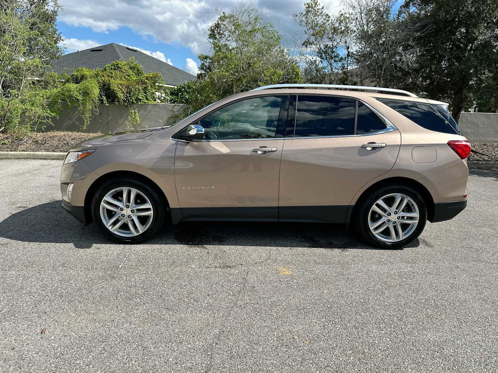Certified 2018 Chevrolet Equinox Premier FWD image 3