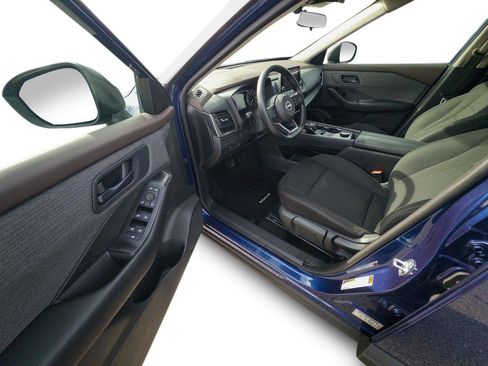 Used 2023 Nissan Rogue S image 10