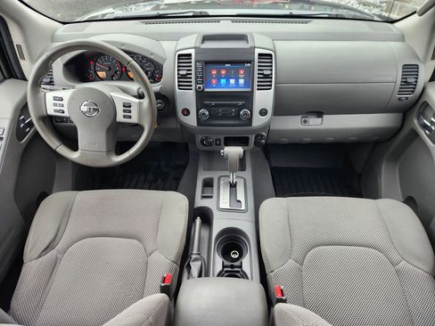 Used 2019 Nissan Frontier SV image 2