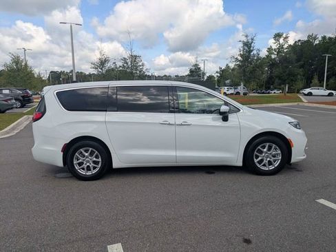 Used 2023 Chrysler Pacifica Touring-L FWD image 2