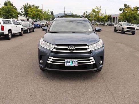 Used 2018 Toyota Highlander XLE AWD/4WD image 2
