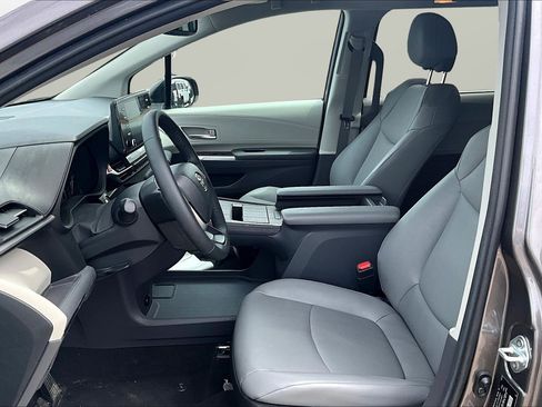 Used 2023 Toyota Sienna XLE image 16