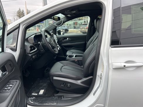 New 2026 Chrysler Pacifica Select AWD/4WD image 9