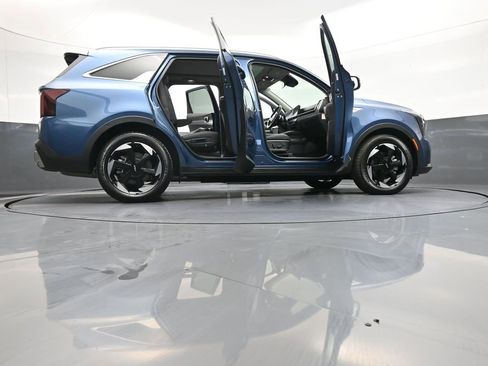 Certified 2025 Kia Sorento EX image 50