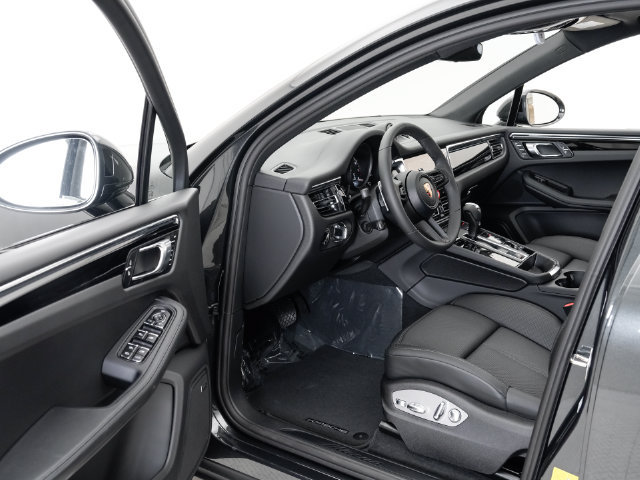 Certified 2026 Porsche Macan AWD/4WD image 6