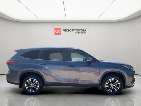 Used 2023 Toyota Highlander XLE image 3