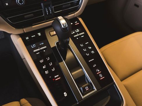 Certified 2026 Porsche Macan AWD/4WD image 26