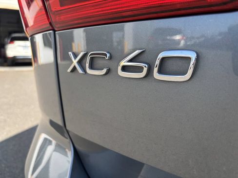 Used 2019 Volvo XC60 T5 Momentum w/ Premium Package AWD/4WD image 11