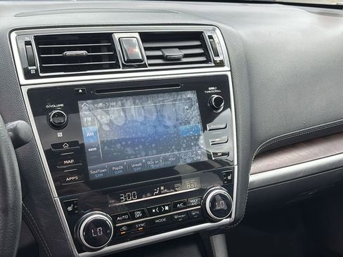 Used 2018 Subaru Outback 3.6R Limited AWD/4WD image 19