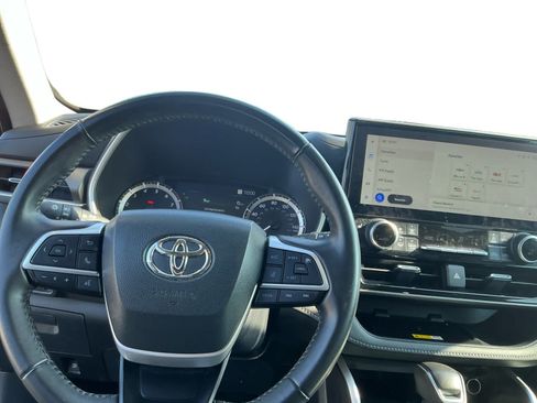 Used 2023 Toyota Highlander XLE FWD image 10